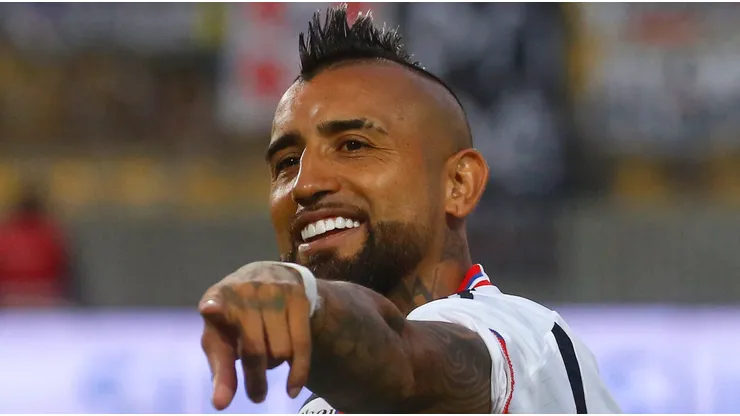 Después de varias semanas de negociaciones, Vidal pudo ponerse la camiseta de Colo Colo.