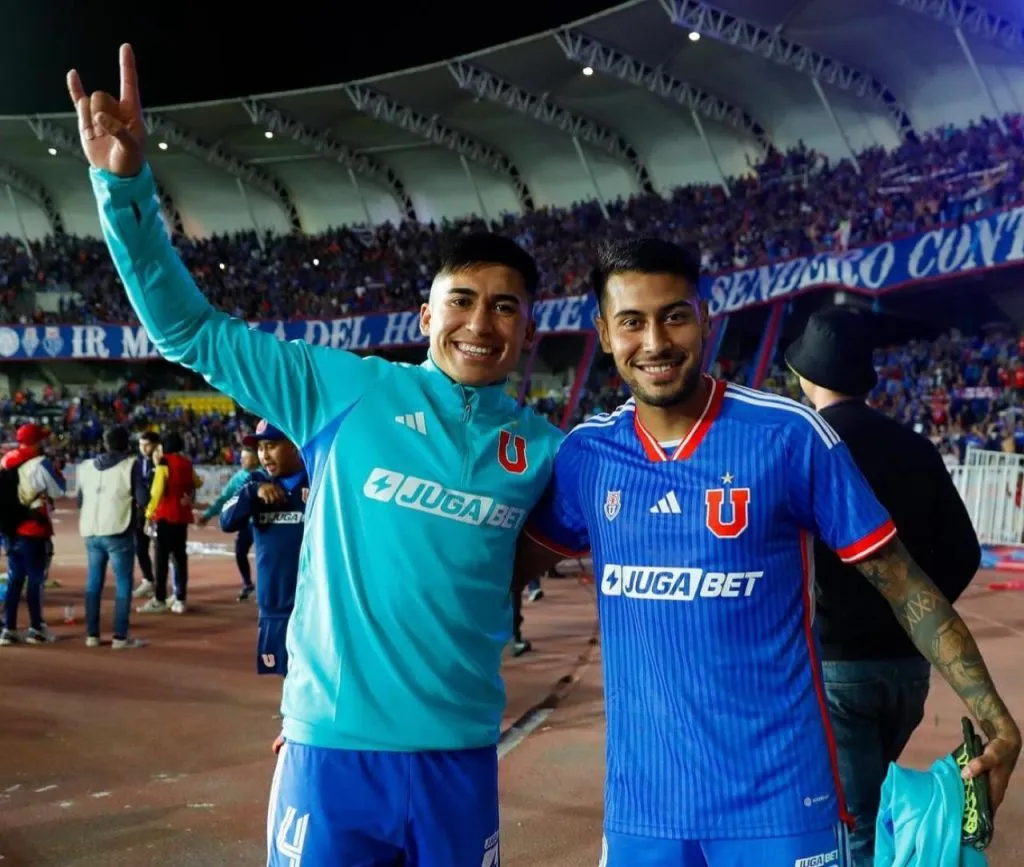 Ojeda junto a Castro. El argentino SÍ se metió con los dos centrales (Prensa UCH)