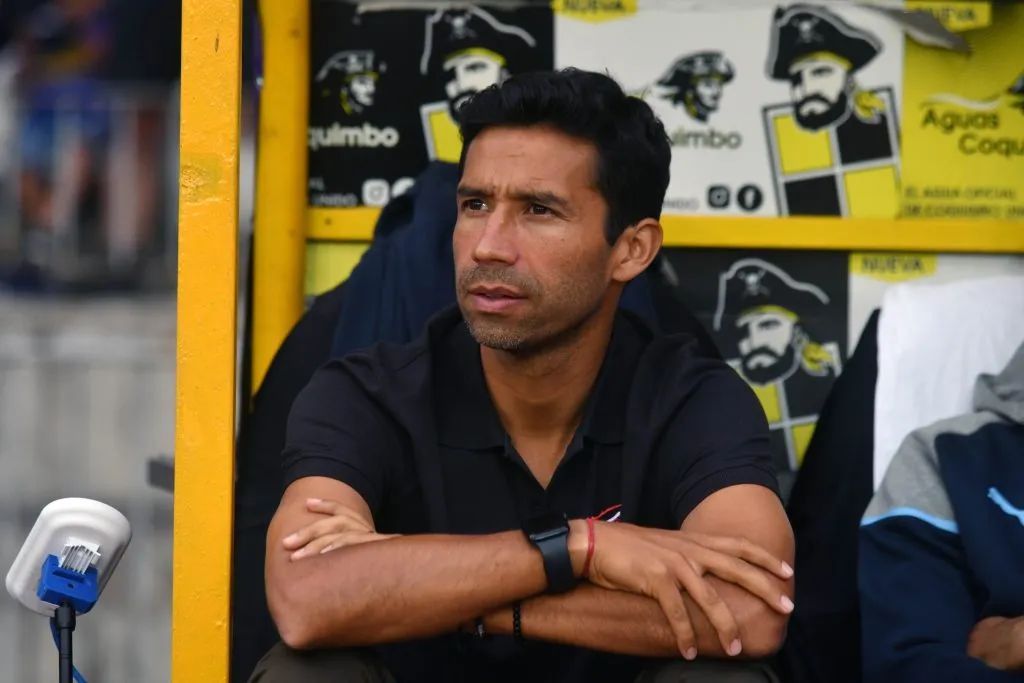 Cuestionan la presencia en la banca técnica de Nicolás Núñez en Universidad Católica (Photosport)