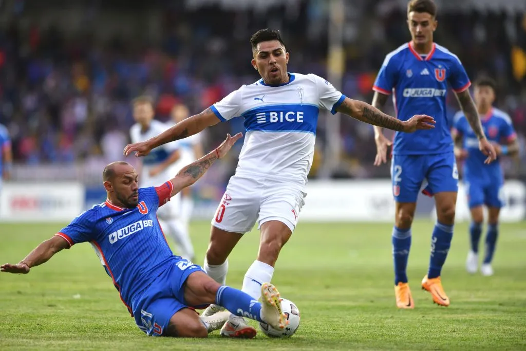 Díaz disputando una nueva versión del Clásico Universitario ante la UC | FOTO: Alejandro Pizarro Ubilla/Photosport