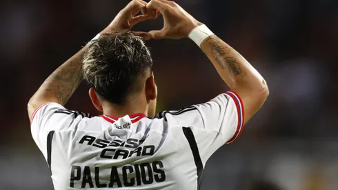 Carlos Palacios habría decidido continuar en Colo Colo y desechar la opción de Boca Juniors. (Andrés Pina/Photosport)