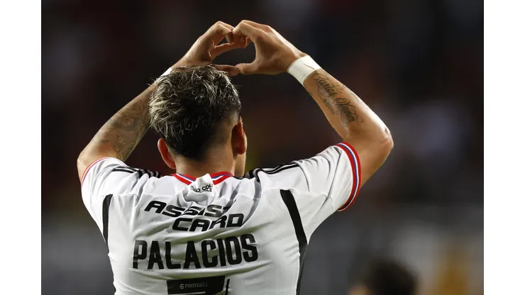 Carlos Palacios habría decidido continuar en Colo Colo y desechar la opción de Boca Juniors. (Andrés Pina/Photosport)