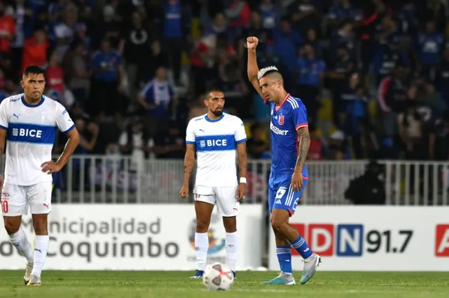 Leandro Fernández se matriculó con dos golazos en el triunfo de Universidad de Chile ante la Universidad Católica (Foto: Photosport)