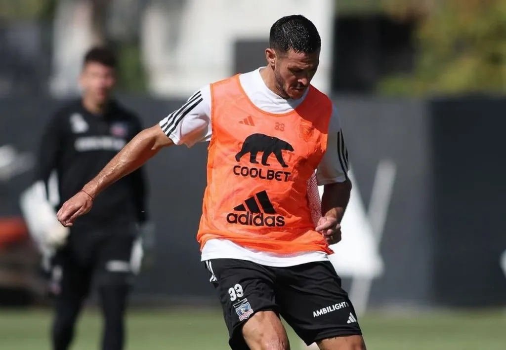 Ramiro González ya mostró su nuevo dorsal en Colo Colo. (Foto: Colo Colo)