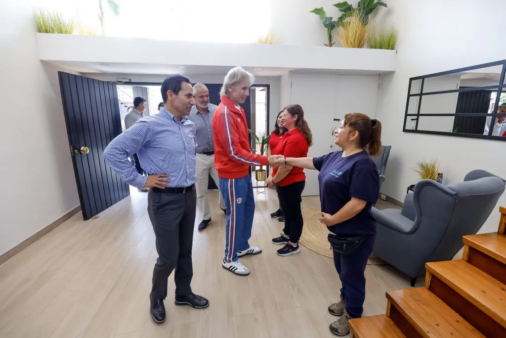 Ricardo Gareca conoció a las trabajadoras y trabajadores de Juan Pinto Durán. (Foto: Pepe Alvujar)
