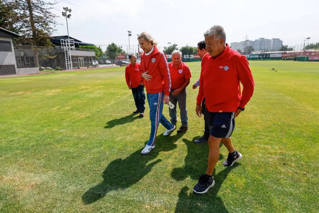 El DT de la Selección Chilena estuvo en el campo de entrenamiento. (Foto: Pepe Alvujar)