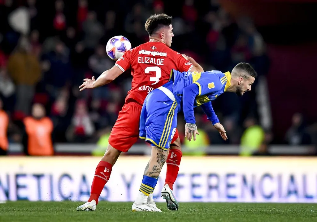 Elizalde disputando un partido con la camiseta del Rojo | FOTO: Marcelo Endelli/Getty Images)