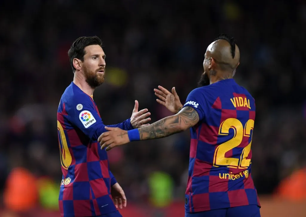 Lionel Messi felicitó a Arturo Vidal por su fichaje en Colo Colo (Foto de Alex Caparros/Getty Images)