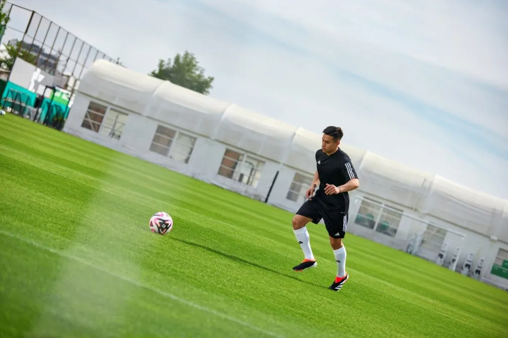 ¿Cuántas redes romperá el Monito con esos zapatos? (Archivo)