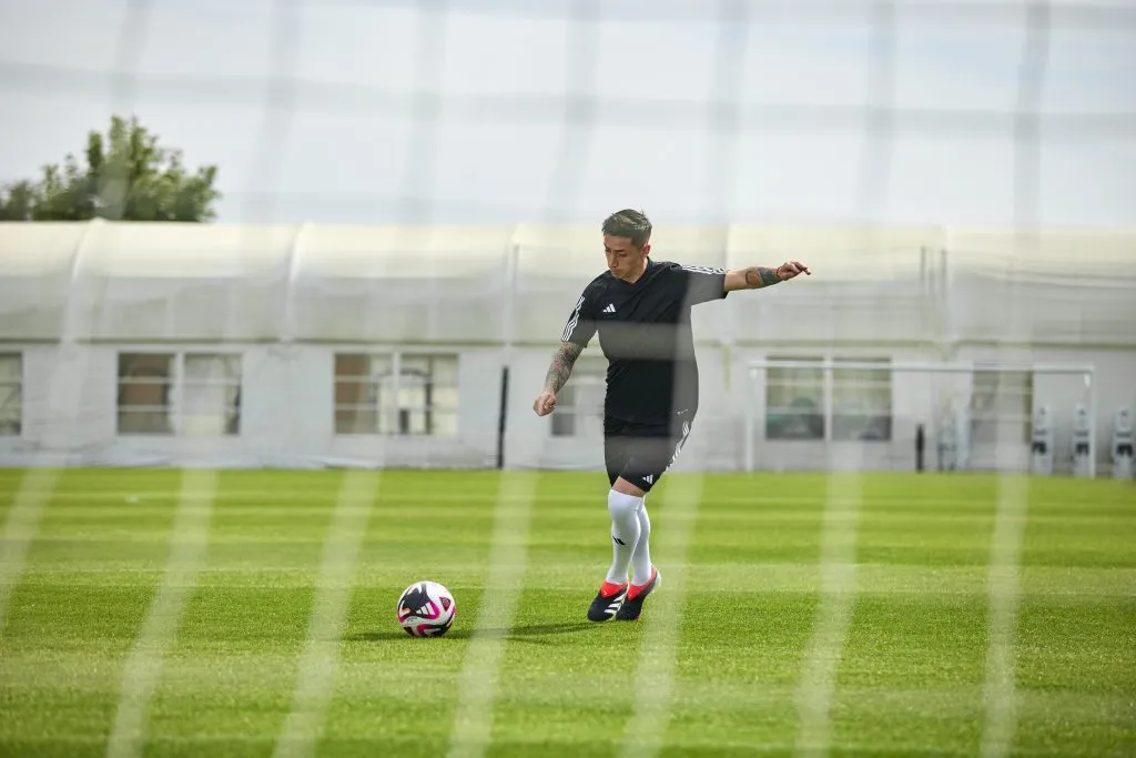 Echeverria probando el nuevo Predator de Adidas (Archivo)