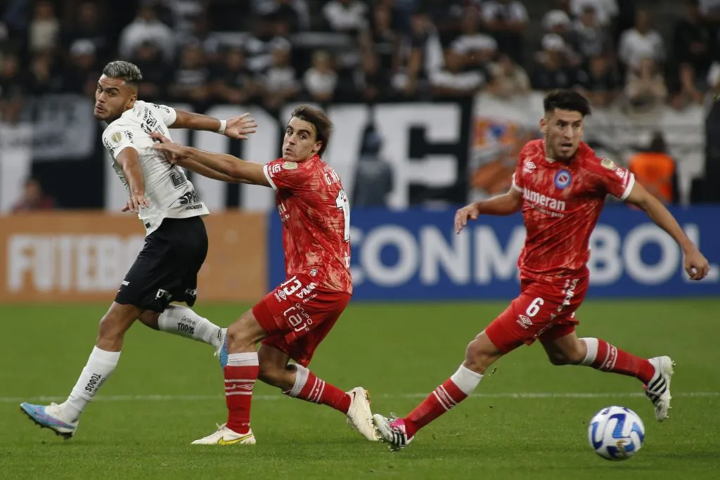 Lucas Villalba (con el balón en la imagen) interesa en Colo Colo (Foto: Getty)
