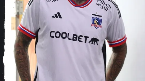 Colo Colo alista la presentación de su camiseta para la temporada 2024. (Foto: Photosport)