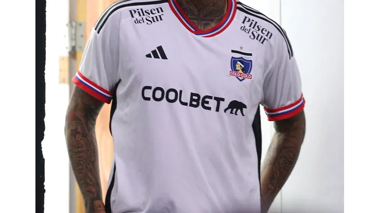 Colo Colo alista la presentación de su camiseta para la temporada 2024. (Foto: Photosport)