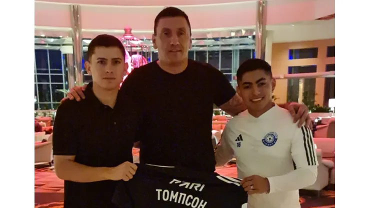 Jordhy Thompson firmó su contrato con el FC Orenburg de Rusia.