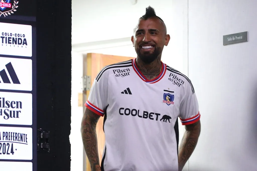 Vidal en plena presentación con Colo Colo | FOTO: Javier Salvo/Photosport