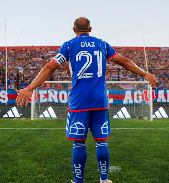 Marcelo Díaz disfrutó con la barra de la U tras el triunfo ante Unión Española | FOTO: Universidad de Chile
