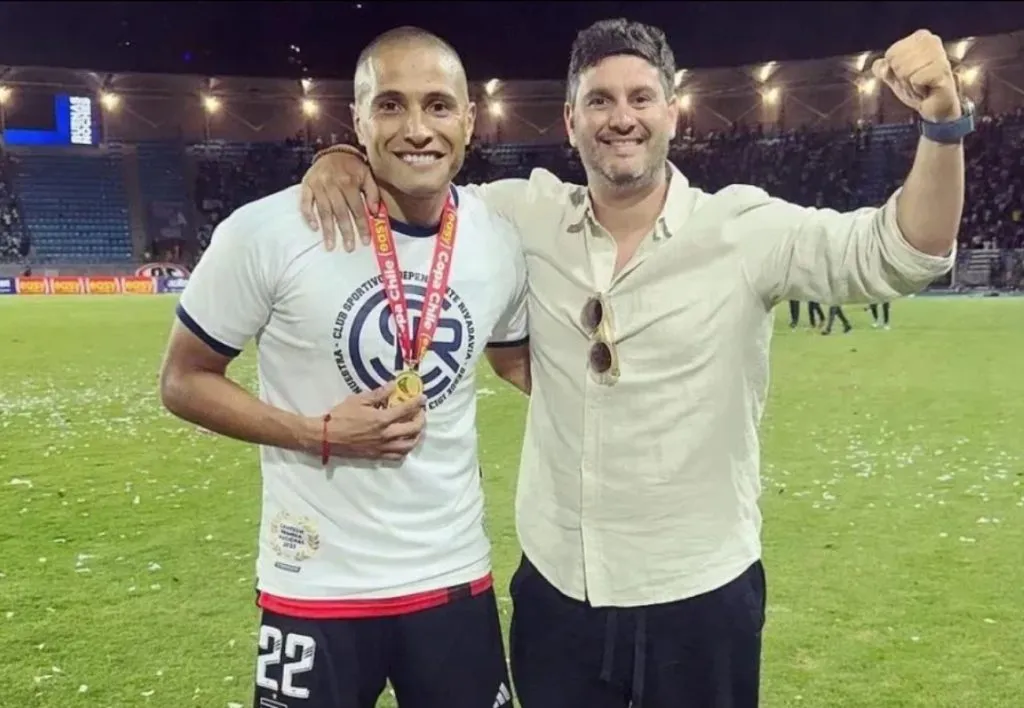 Leandro Benegas junto a su representante Ramiro Alonso celebrando en Colo Colo la obtención de la Copa Chile 2023 con la polera de Independiente Rivadavia. (Foto: Instagram)
