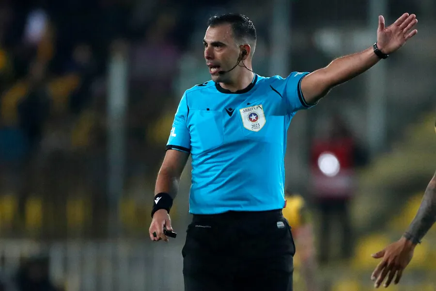 Juan Lara dirigirá el duelo veraniego entre la U y la UC (Photosport)