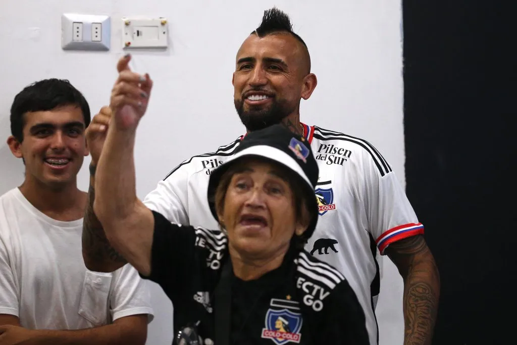Arturo Vidal en el ceacheí junto a María Colo Colo. (Foto: Javier Salvo/Photosport)