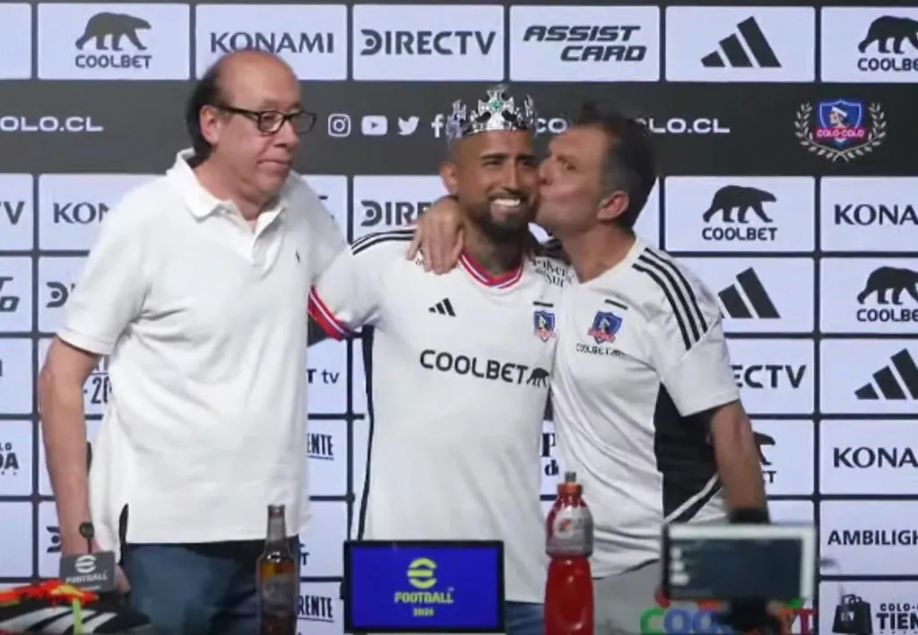 El director Aníbal Mosa besando la mejilla de Arturo Vidal tras su presentación en Colo Colo. (Foto: Captura)