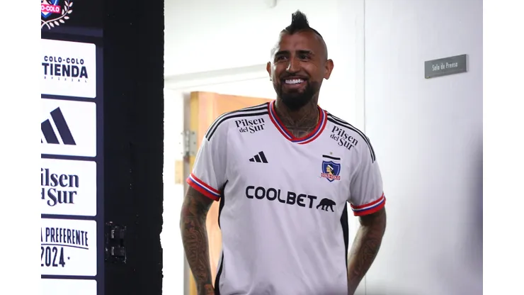 Arturo Vidal atendió a los medios en su presentación en Colo Colo. (Foto: Javier Salvo/Photosport)