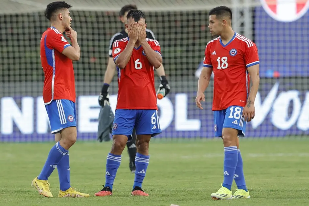 Futbol, Peru vs Chile.
Torneo preolimpico Sudamericano sub 23.
Los jugadores de Chile se lamentan luego de perder contra Peru el partido de primera fase grupo B del Torneo preolimpico Sudamericano sub 23 realizado en el estadio Polideportivo Misael Delgado .
Valencia, Venezuela.
21/01/2024
Jesus Vargas/Photosport
Football, Peru vs Chile.
Pre-Olympic tournament Sudamericano sub 23 .
Chile’s players reacts after losing against Peru during Pre-Olympic tournament Sudamericano sub 23 for group B at Polideportivo Misael Delgado stadium.
Valencia, Venezuela.
21/02/2024
Jesus Vargas/Photosport