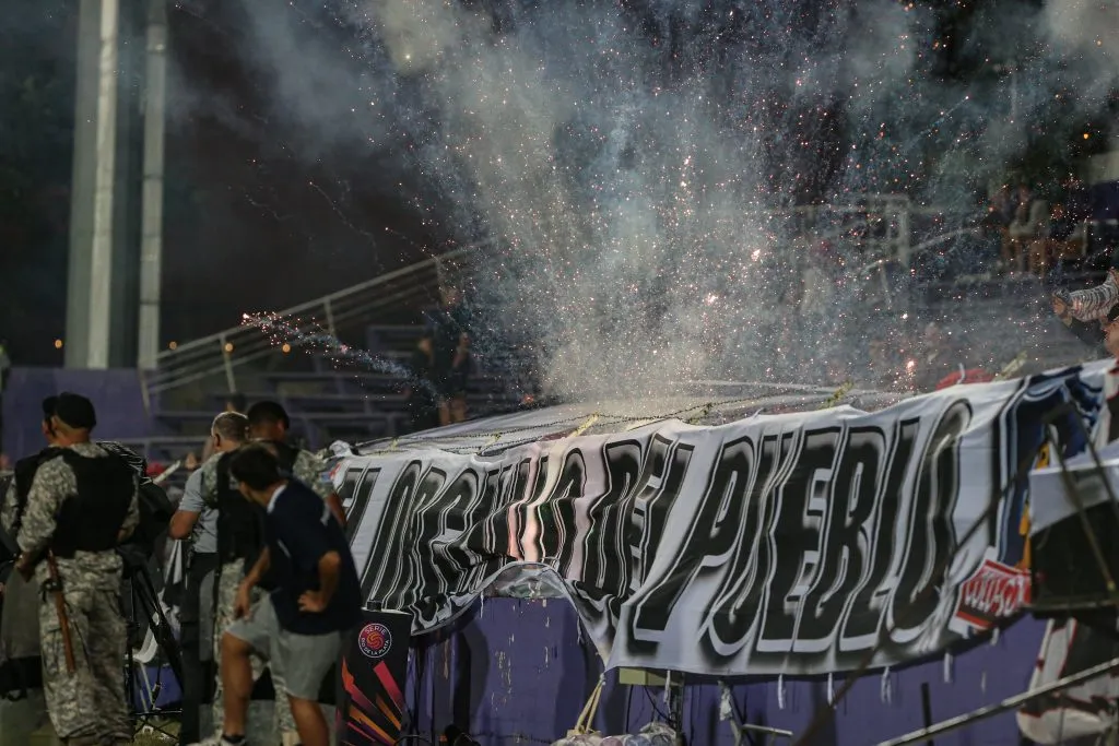 Policías de Uruguay junto a la barra de Colo Colo en el Estadio Luis Franzini de Montevideo. (Foto: Dante Fernández/Focouy/Photosport)