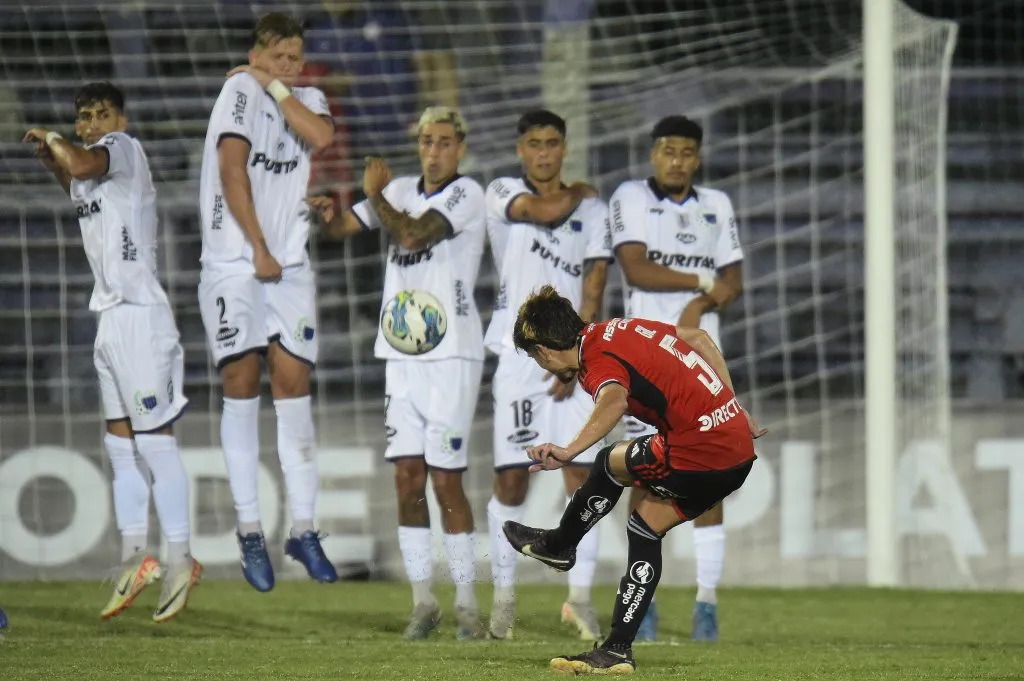 Leonardo Gil anotó un golazo de tiro libre. (Foto: Dante Fernández/Focouy/Photosport)