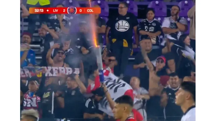 Hinchas de Colo Colo hicieron uso de fuegos artificiales en el amistoso con Liverpool de Montevideo. (Foto: Captura)