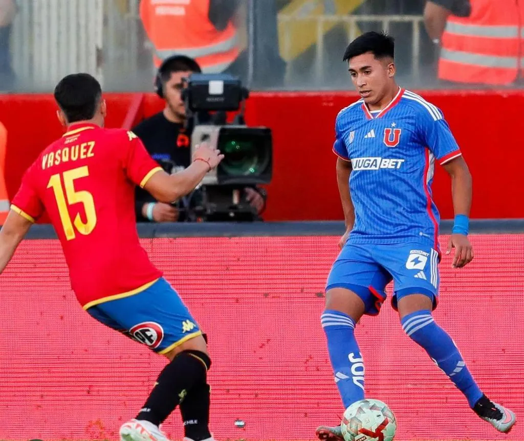 José Castro volvió a las canchas, pero un problema en el tobillo lo hizo salir antes (Prensa UCH)