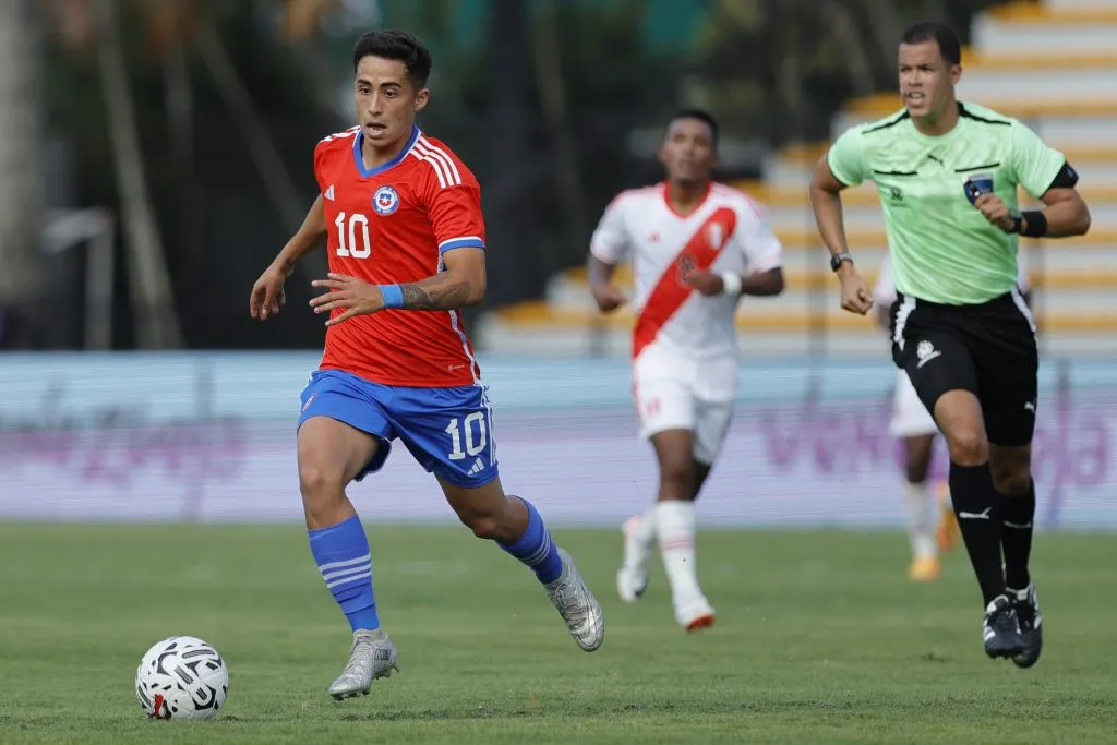 Lucas Assadi fue titular en el compromiso de la Selección Chilena Sub-23 ante Perú (Foto: Photosport)