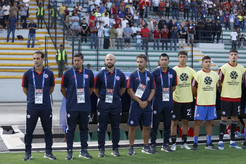 Nicolás Córdova -segundo izq a der- critica el estado de la cancha (Carlos Parra / Comunicaciones FFCH)