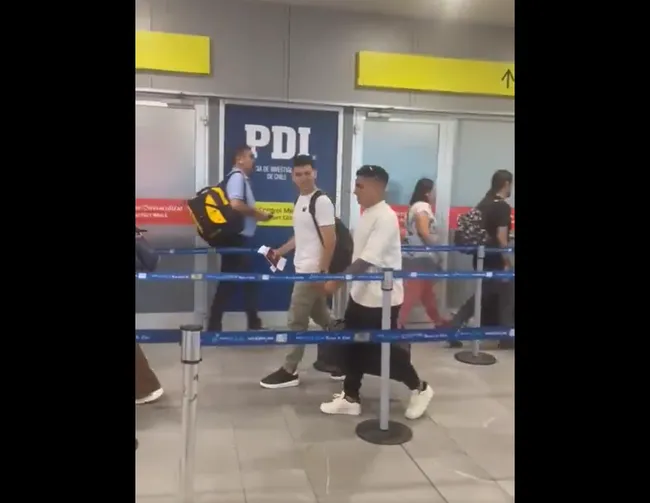 Jordhy Thompson al momento de hacer el embarque en el Aeropuerto Internacional de Santiago. (Captura: Luis Marambio)