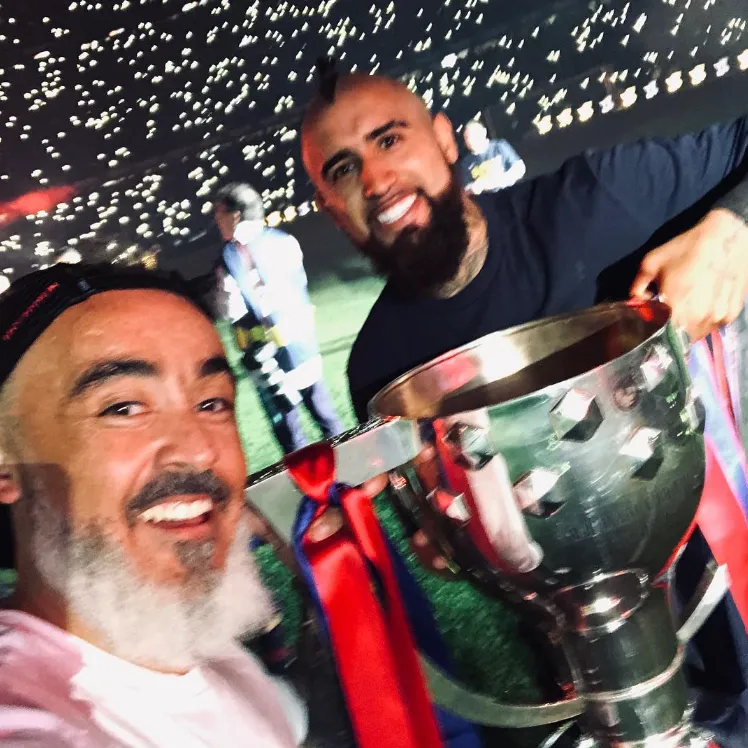 Juan Ramírez junto a Arturo Vidal tras ganar La Liga con el Barcelona. (Foto: Instagram)