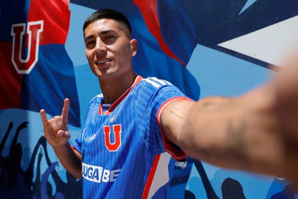 Sepúlveda posando con su nueva camiseta (Prensa UCH)