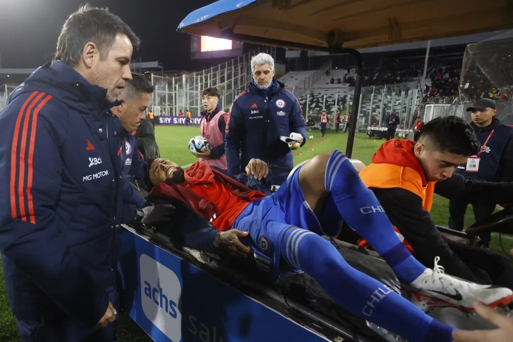 Vidal tuvo que ser retirado en camilla en el su último partido con La Roja | FOTO: Andres Pina/Photosport