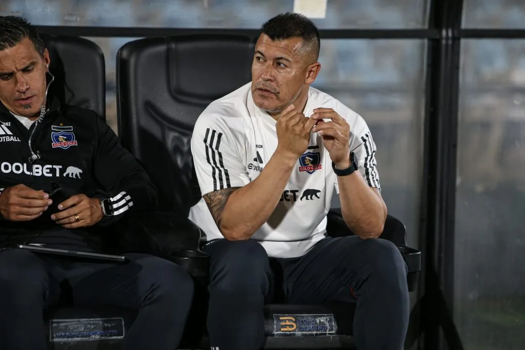 El entrenador Jorge Almirón habría sido clave en la decisión para dejar a Maximiliano Falcón en Colo Colo. (Foto: Gastón Britos/Focouy/Photosport)