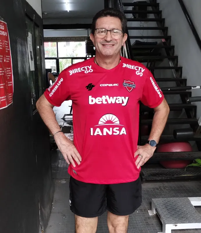 Vito de Palma posando con la camiseta de Ñublense de Chillán | FOTO: Twitter