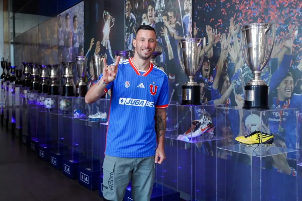 El jugador ya posó con la camiseta para las redes sociales del club (Prensa UCH)