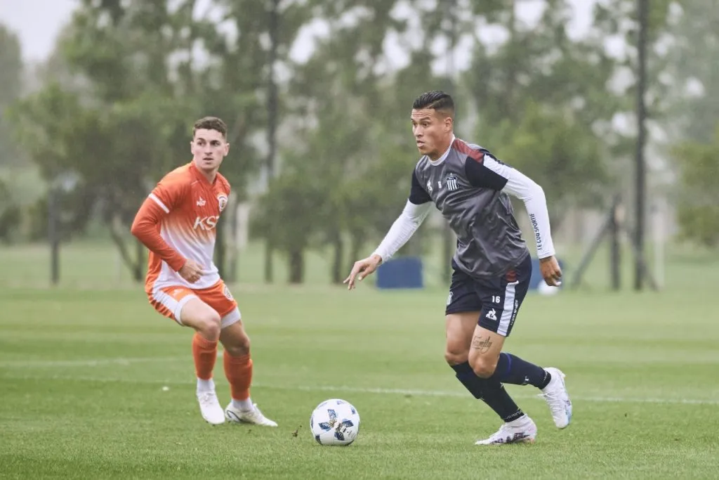 Marco Borgnino -izq- estuvo en la paliza sufrida por Cobreloa por 6-0 (Prensa Talleres)