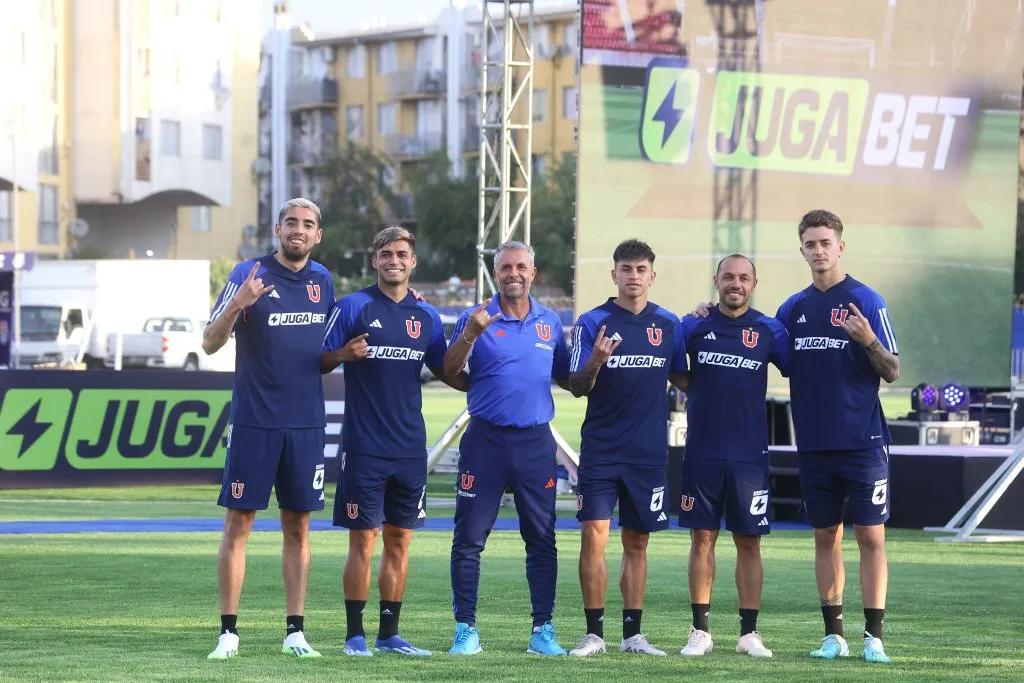 Hormazábal junto a sus nuevos compañeros en el CDA | FOTO: Karin Pozo/Aton Chile