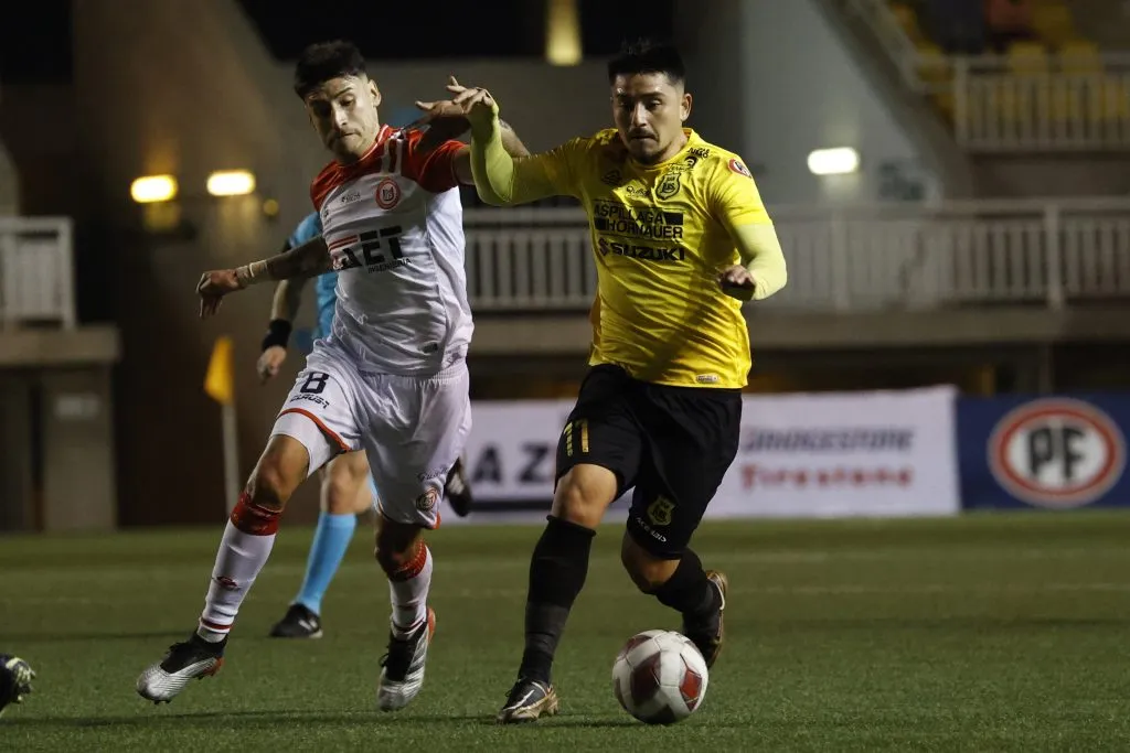 Enzo Ormeño -izq- será nuevo jugador de Wanderers (Photosport)