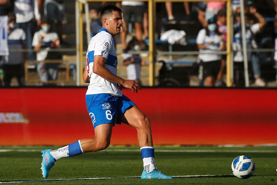 Paz busca su salida de la UC | Foto: Photosport