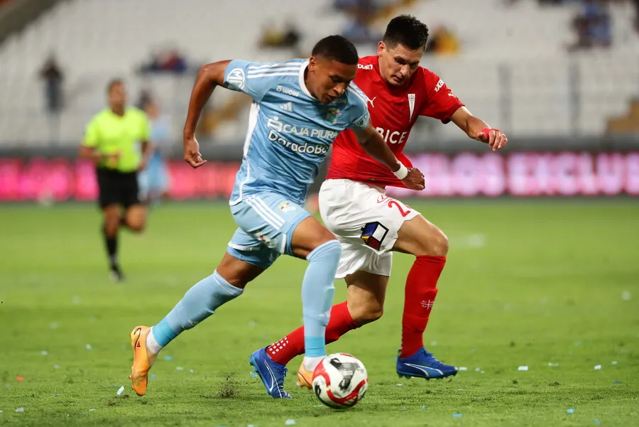 La UC fue humillada en Lima. | Foto: Photosport