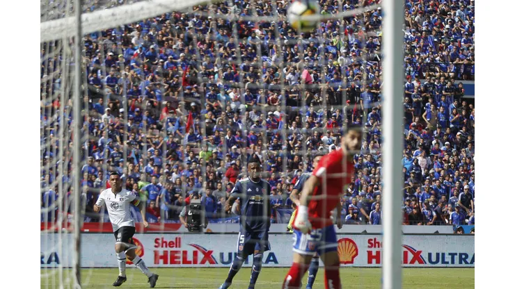 Esteban Paredes dejó para el recuerdo un golazo en el Superclásico del 2018. (Foto: Felipe Zanca/Photosport)