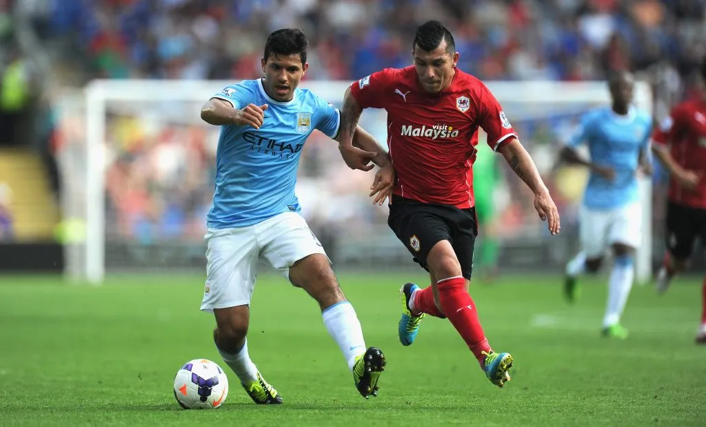 Gary Medel ante el Kun Aguero en un duelo de Premier Legue (Getty Images)