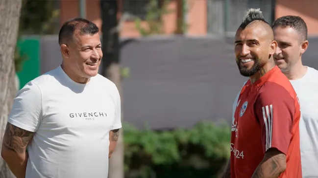Jorge Almirón junto a Arturo Vidal en el Complejo Deportivo Juan Pinto Durán de la Federación de Fútbol de Chile.