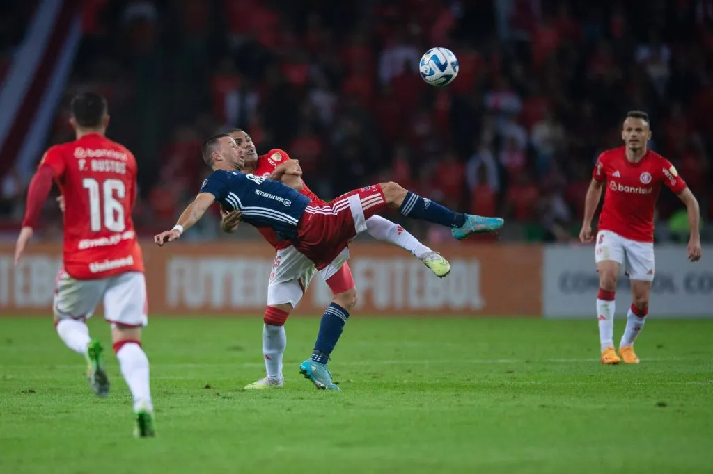 Luciano Pons -al centro- reconoce chances para jugar en la U (Imago)