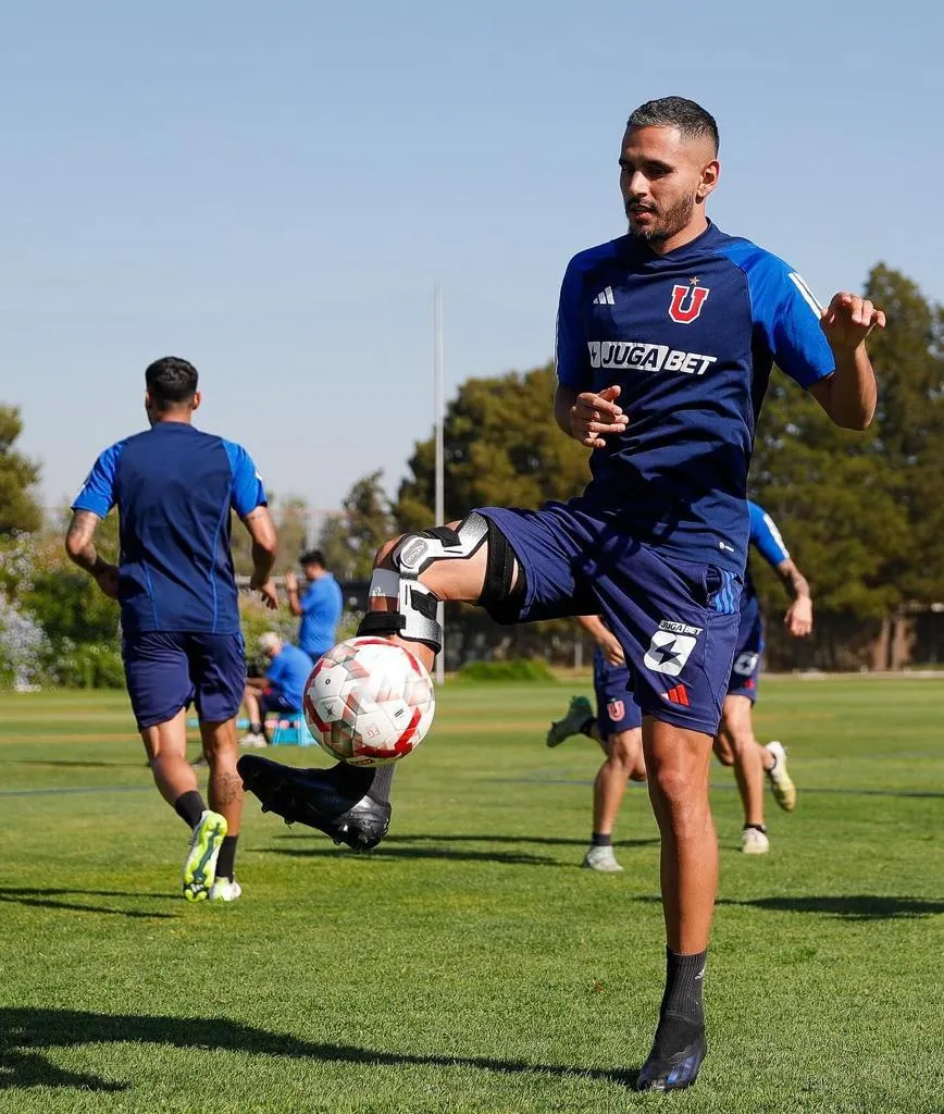 Mateos y un trabajo incipiente con balón (Prensa UCH)