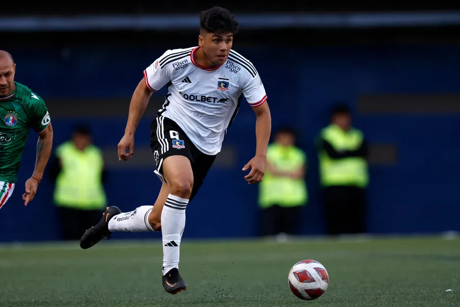 Aseguran que Pizarro jugará un semestre más en Colo Colo. | Foto: Photosport